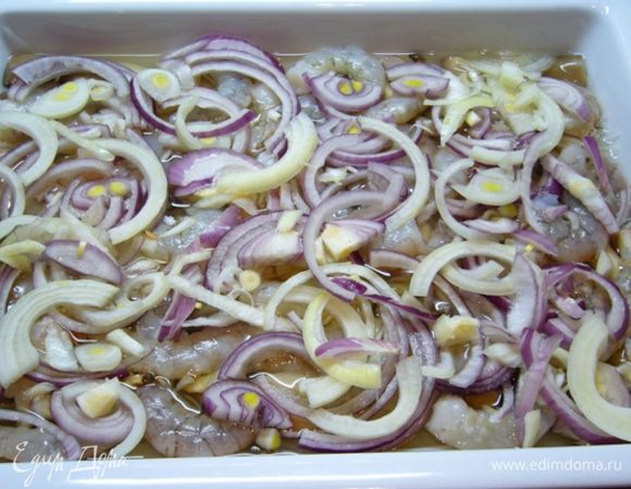 Затем добавить репчатый лук.