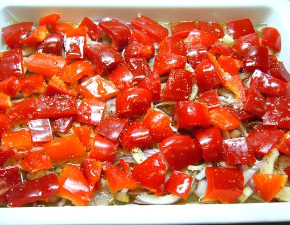 И все прикрыть пластинками красного сладкого перца.
Посолить – поперчить, сбрызнуть оливковым маслом.
Духовку разогреть до 180 град., отправить запеканку на 30 мин. в духовку.
Приятного аппетита!
