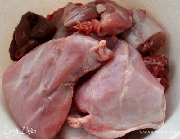 Тушку кролика (1,3-1,5 кг) помыть и обсушить, нарезать порционными кусками (у меня получилось 8 кусков)