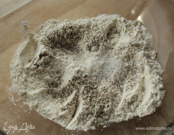 Смешать в чашке  муку, соль и перец.