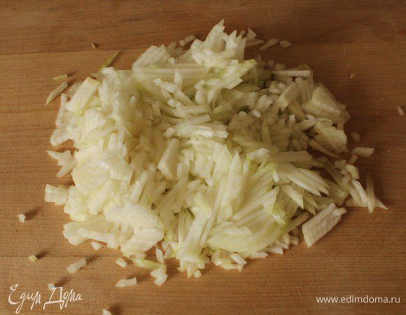 Лук мелко порубить.