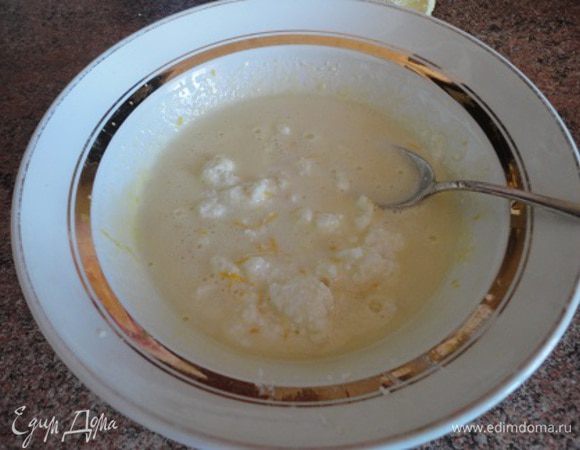 Яйцо и 50 г сахара взбить до бела. Холодное мало нарезать кубиками и добавить к яично-сахарной смеси. Туда же добавить муку с солью и 4-6 столовых ложек воды. Замесить тесто и положить на 30 минут в холодильник.
Отделить белки от желтков. Желтки и 125 г сахара взбить, добавить сыр, сливки, цедру одного лимона, лимонный сок.