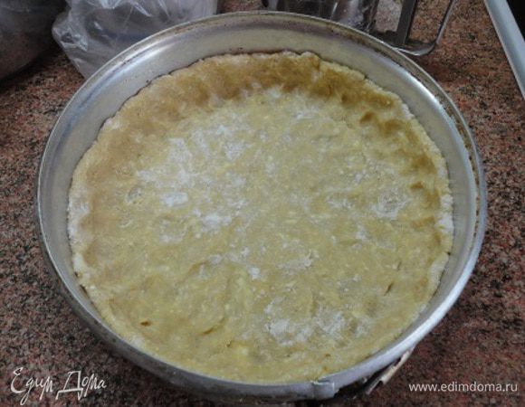 Форму для запекания смазать маслом и выложить в него раскатанное тесто, формируя бортики.