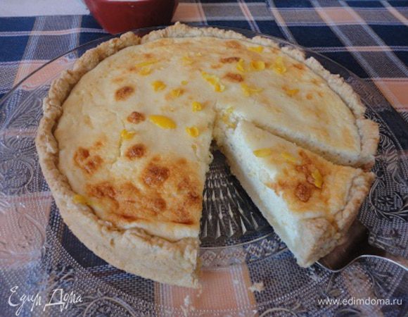 Отдельно взбить белки и подмешать их к крему. Выложить начинку поверх теста. Выпекать 10 минут при 180 градусах и далее 40 минут при 150 градусах. Так написано в рецепте. Но в следующий раз в своей духовке я буду печь при 200 и 180 градусах. Чтобы тесто лучше пропеклось. А начинка получилась супер нежная. Перед подачей остудить.