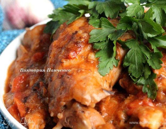 Довести до кипения, убавить огонь до минимума и тушить кролика под крышкой до абсолютной мягкости мяса, примерно 1,5 ч. Подавать горячим с пастой  либо с отварным картофелем. Приятного аппетита!!!