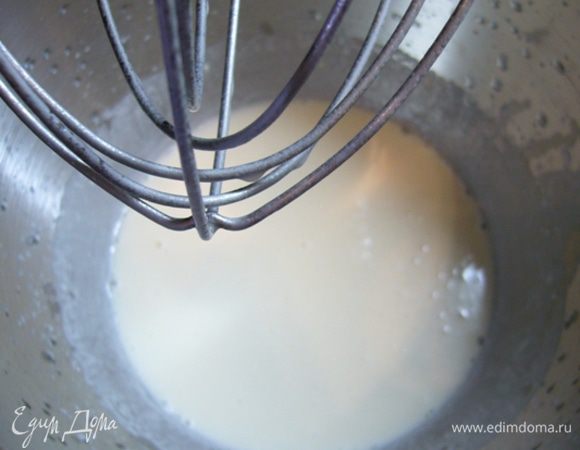 Добавить сахар, растительное масло, перемешать.