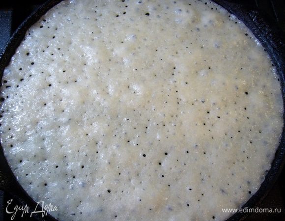 Выпекать на хорошо разогретой сковороде. У меня сковорода чугунная, блинная. Смазывала я ее только один раз, так как в тесте есть масло.