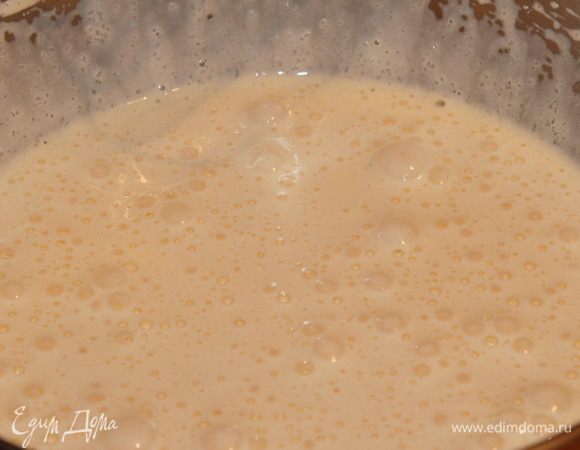 Взбиваем миксером яйца с сахаром в крепкую воздушную массу.