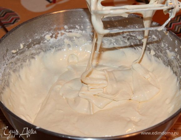 Смешиваем муку с разрыхлителем, добавляем к яйцам и вымешиваем на слабых оборотах миксером. Получится густое тягучее тесто.