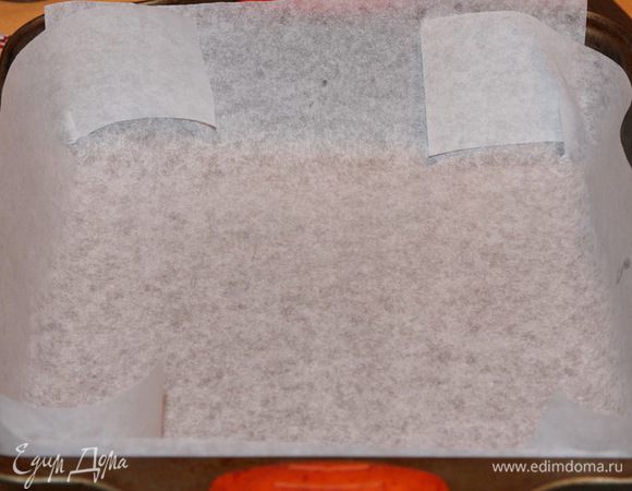 Противень выстилаем пергаментом.