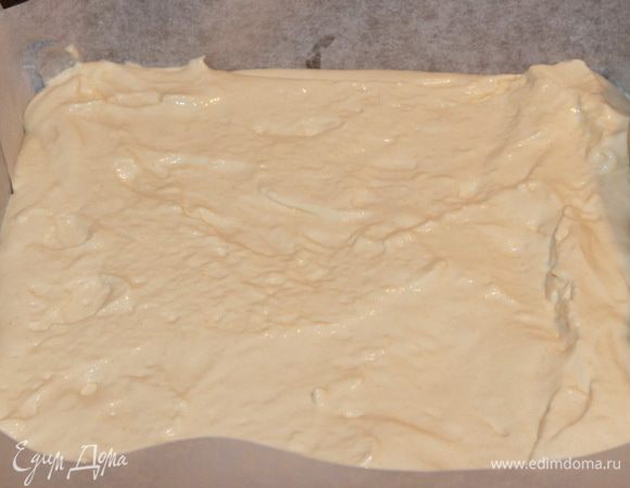 Выкладываем наше тесто в противень и равномерно распределяем.