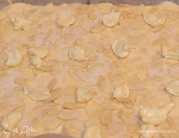 Сверху обильно посыпаем миндальными лепестками, 1 пакетиком ванильного сахара и выкладываем кусочки сливочного масла. Честно скажу - меня напрягает большое количество масла, поэтому я взяла немного. Если вам нравится - не скромничайте, увеличивайте в два раза!