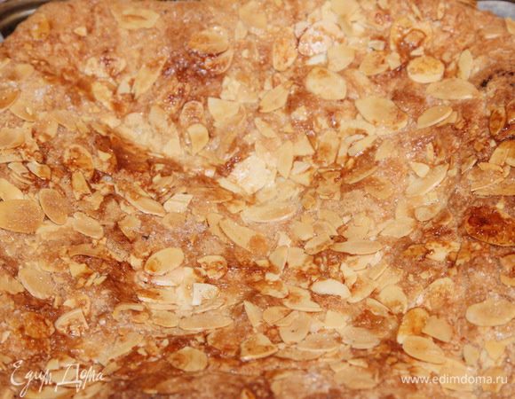 Духовка разогрета до 200 градусов (тут тоже смотрите по своей духовке: если она электрическая, да еще с конвекцией - достаточно 180 градусов), отправляем пирожок на 25-30 минут для выпекания. Получаем такой результат. У меня серединка просела, ну и ладно, я не расстроилась! Оставляем пирог полностью остыть. В это время готовим крем.