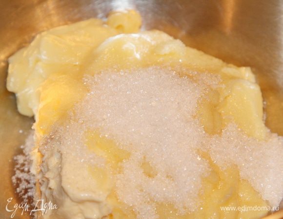 Половину молока ставим в кастрюльке закипать, 1 столовую ложку порошка пудинга отправляем в чашку и постепено добавляем к нему вторую половину молока, постоянно помешивая. Размешиваем, чтобы не было комочков. Затем тонкой струйкой вливаем в кипящее молоко, убавляем огонь и постоянно помешивая готовим в течение минуты. В принципе, это процедура готовки заварного крема, так что можно просто приготовить заварной крем. Оставляем полностью остыть, не забывая периодически помешивать чтобы не образовалась корочка. Крем полностью остыл. Добавляем размягченное сливочное масло и сахар, взбиваем.