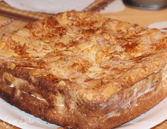 Накрываем верхним коржом.