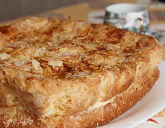 Отправляем пирог пропитываться кремом до утра в холод. Утром отрезаем кусочек пирога, готовим себе любимый утренний напиток и наслаждаемся!