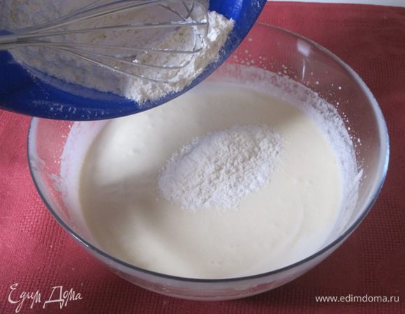 Постепенно добавить муку, соль и разрыхлитель.