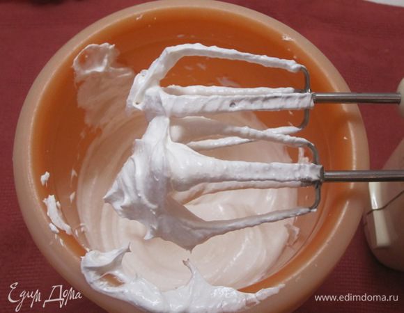 Для крема яичные белки взбить с 100 грамм сахара.