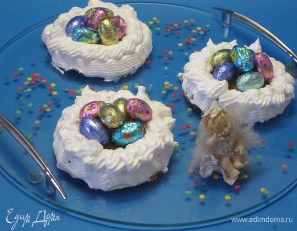 Отсадить крем на кексики. Выложить украшения.