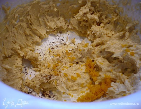 Духовку разогреем до 200 градусов. Форму для выпечки диаметром 24 см смажем сливочным маслом. Взобьем размягченное масло с желтками и 140 г сахара. Добавим ванилин и цедру апельсина. 