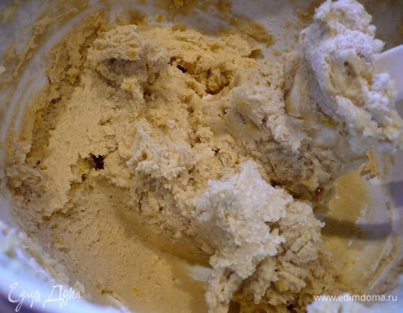 Муку смешаем с разрыхлителем. Добавим к масляно-желтковой массе и перемешаем лопаточкой. 