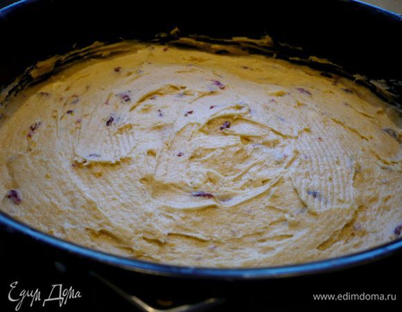 Белки взобьем с щепоткой соли до пиков. Частями введем в тесто и перемешаем лопаточкой. Выложим в форму и разровняем поверхность. Ставим в духовку на 30 минут, через 10 минут закрываем верх формы пекарской бумагой. Достаем пирог, сразу проходимся по бортам ножом или шпателем и выкладываем аккуратно пирог на блюдо. 