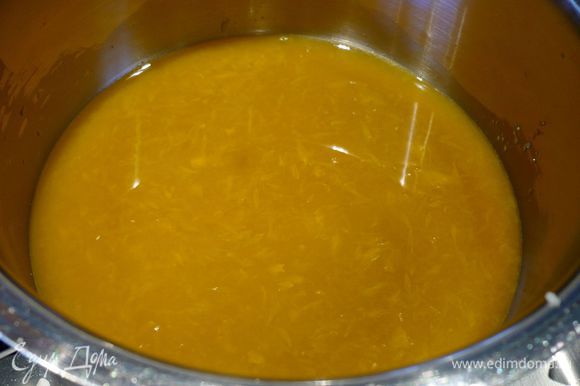 В сотейнике доводим 50 г сахара с мандариновым соком до полного растворения сахара, время от времени помешивая.