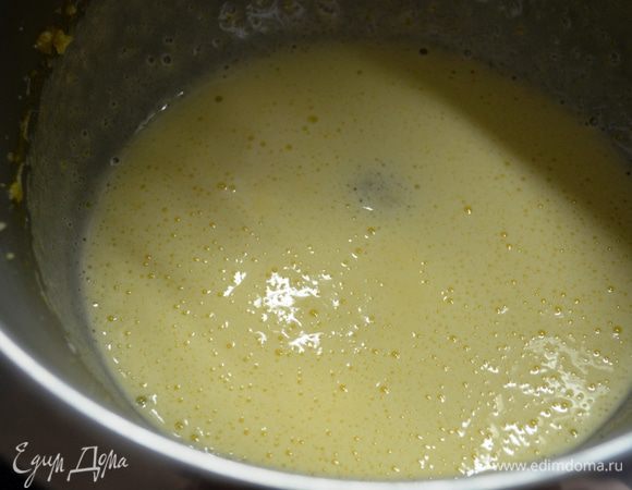 Масло предварительно достаем из холодильника.

Яйца взбиваем с сахаром до однородности.