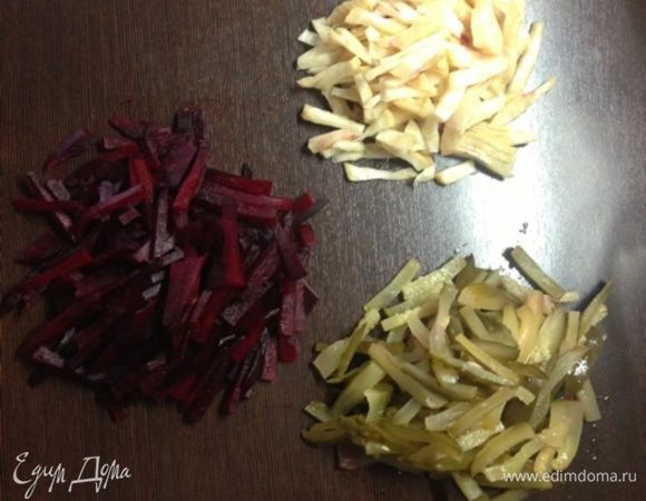 Все очень и очень просто и быстро.
Свеклу предварительно запечь, очищенный корень сельдерея отварить до готовности.
Нарезать все ингредиенты одинаковой нетолстой соломкой средней длины.