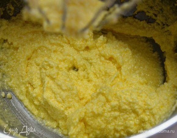 Добавляем размягченное масло комнатной температуры. Хорошо взбиваем миксером.