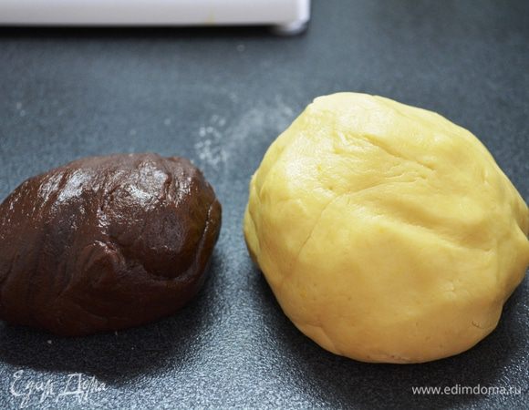 Готовое тесто делим на 2 части: бОльшую и поменьше.

В меньшую часть добавляем какао. Готовое тесто должно быть очень мягким, НО не липнуть к рукам!