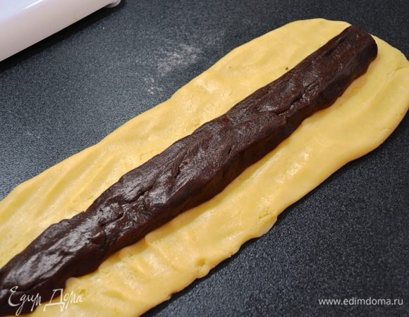 Из бОльшей части раскатываем прямоугольник, посередине формируем узкий прямоугольник из темного теста.