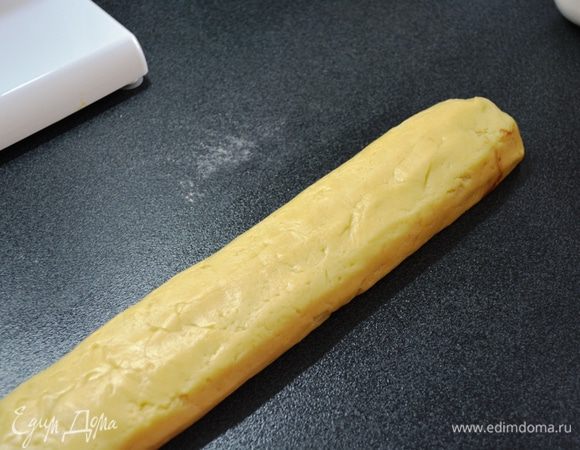 Формируем "колбаску", заворачиваем в пищевую пленку и в холод на 1,5-2 часа. (тесто будет очень мягкое, но после холодильника - более послушное)