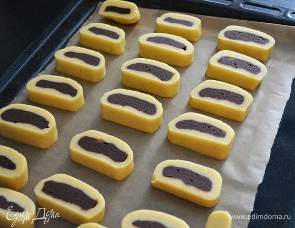 Достаем тесто и нарезаем ломтиками толщиной 1,5-2 см. 
