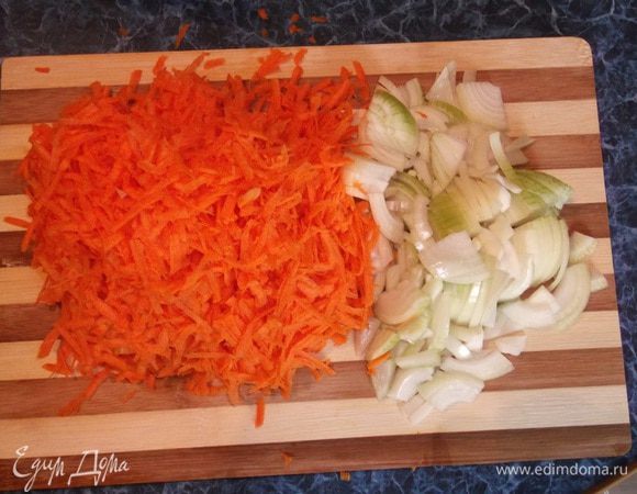 Перловку на ночь замочить лучше всего. Морковь натереть на крупной терке, лук нарезать на полукольца.