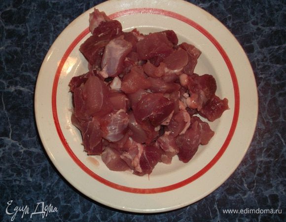 Мясо нарезать на небольшие кусочки. Можно использовать, говядину или баранину. В общем, любое мясо.