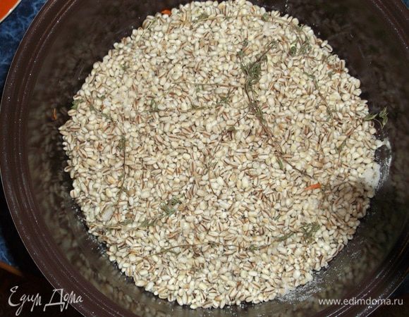 Чашу мультиварки смазать маслом, на дно выложить мясо, посоленное, поперченное и приправленное специями. Сверху выложить лук, морковь, перловку и веточки тимьяна. Залить чистой водой, чтобы перловка была покрыта. Я ставлю режим плов на 1,5 часа.