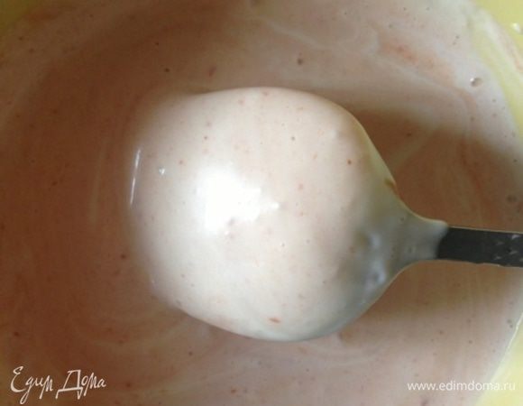 Для заправки смешать майонез (у меня из яйца, растительного масла, уксуса, горчицы, соли и сахара) с томатной пастой. 