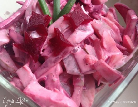 Все перемешать. Украсить зеленью (в оригинале петрушка и укроп, но т.к. у меня некоторые их на дух не переносят, я украсила зеленым луком).
И все!! Можно подавать!!!
Эти овощи очень вкусно сочетаются, и, несмотря на простоту ингредиентов и заправки, салат заслуживает внимания!
Угощайтесь!!!