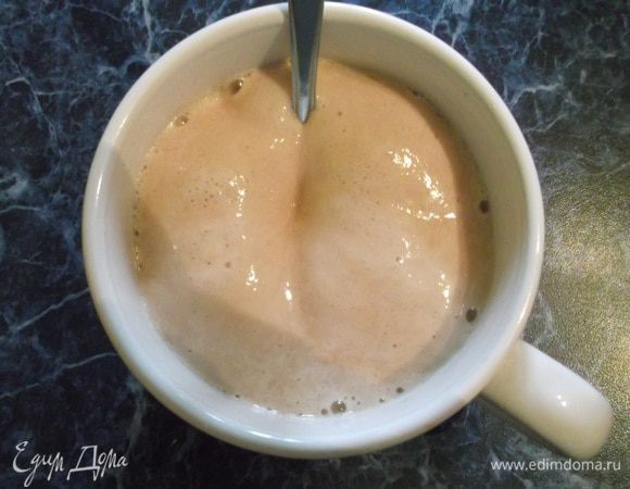 Дрожжи развести в 50 мл теплого молока и 50 г сахара.