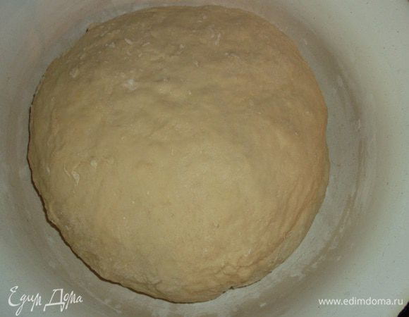 Муку просеять, добавить щепотку сахара, ванилин. Соединить с яйцами, растопленным сливочным маслом, оставшимся молоком, сметаной, сахаром, и дрожжами. Замесить мягкое, эластичное тесто. Очень хорошо будет добавить вместо ванилина цедру лимона и имбирь.