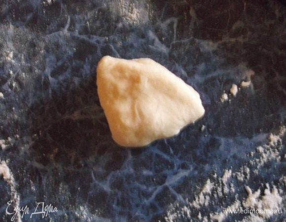 Далее сложить пополам и еще раз пополам, т.е. в четыре раза. Получается треугольничек. На одну булочку надо 3 шт.