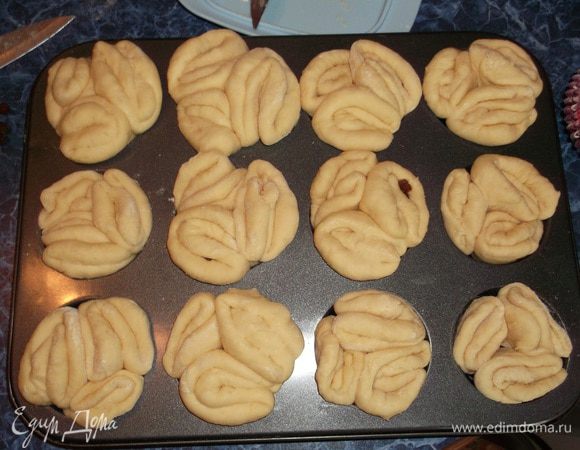 Я использовала форму для маффинов, в каждую форму выкладывала плотно три штуки.