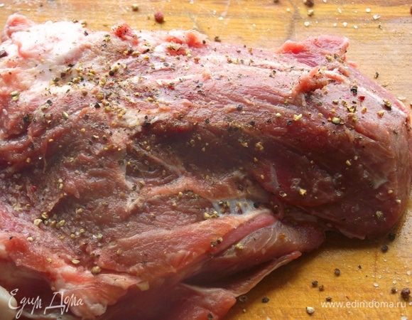 Телятину просушить бумажной салфеткой и натереть подготовленной смесью специй и соли.