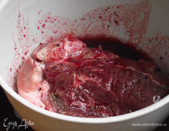 В отдельной посуде перемешать вишневый сок, коньяк и мед. Отправить мясо в маринад и оставить на 30 минут постоять при комнатной температуре.