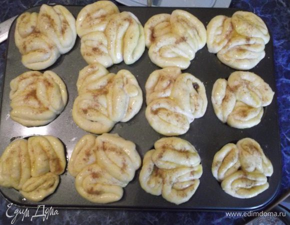 Булочки смазать яйцом или молоком, посыпать сверху сахаром и корицей.