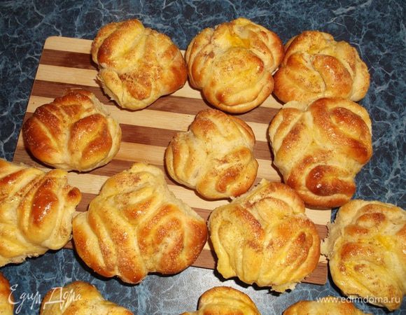 Выпекать при 200 градусах до готовности. У меня получилось 18  шт. Готовые булочки обязательно остудить.