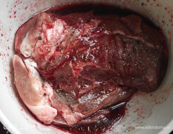 Спустя пройденное время телятину перевернуть и отправить на 1 час в холодильник. Мясо впитает в себя нужное количество маринада. Через 30 минут мясо снова перевернуть.