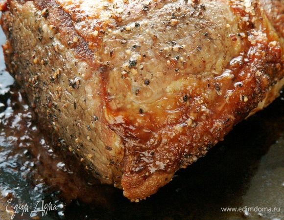 Разогреваем духовку на 200 градусов. Телятину промокнуть салфеткой и обжарить на сильном огне со всех сторон.