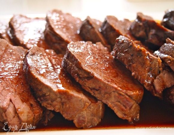 Уменьшить температуру духовки до 170 градусов. В рукав положить кружочки моркови, а на них обжаренную телятину. Вылить оставшийся маринад и завязать пакет. Отправить в духовку на 40-50 минут. Перед подачей дать мясу отдохнуть 10 минут, а только затем открывать пакет и нарезать мясо. Полить оставшимся соусом из рукава.